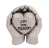 Polirezin kegyeleti szív kézben 9 x 10 cm – „Soha nem feledünk” emlékdísz