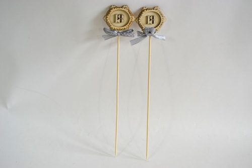 Fa táblácska funér 3mm  leszúrható "18-as" életkor 2db/cs