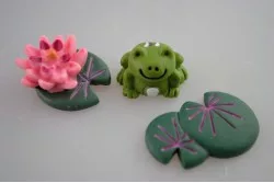 Mini béka tavirózsákkal