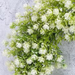 Élethű pozsgás koszorú fehér virággal 43 cm