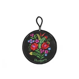   Edényalátét Hungary fekete alapon kalocsai mintával 17x19 cm