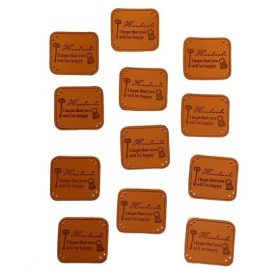 Tábla felirattal bőr 4x4cm barna 12db/cs