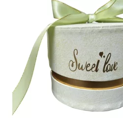   Kerek almazöld papírdoboz szalaggal Sweet love felirattal 12x9 cm