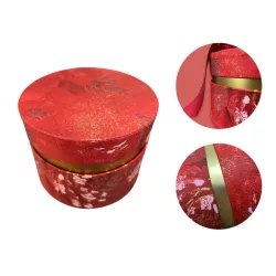   Kerek absztrakt festmény mintás papírdoboz piros árnyalatban piros színű szalaggal 12x9 cm