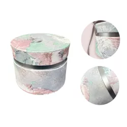  Kerek absztrakt festmény mintás papírdoboz lila árnyalatban ezüst szalaggal 12x9 cm