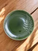 Dombormintás kerámia tányér páfránylevél motívummal – mélyzöld 28 cm