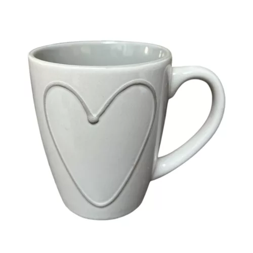 Szíves bögre szürke színben minimalista szív mintával 7,8x9 cm